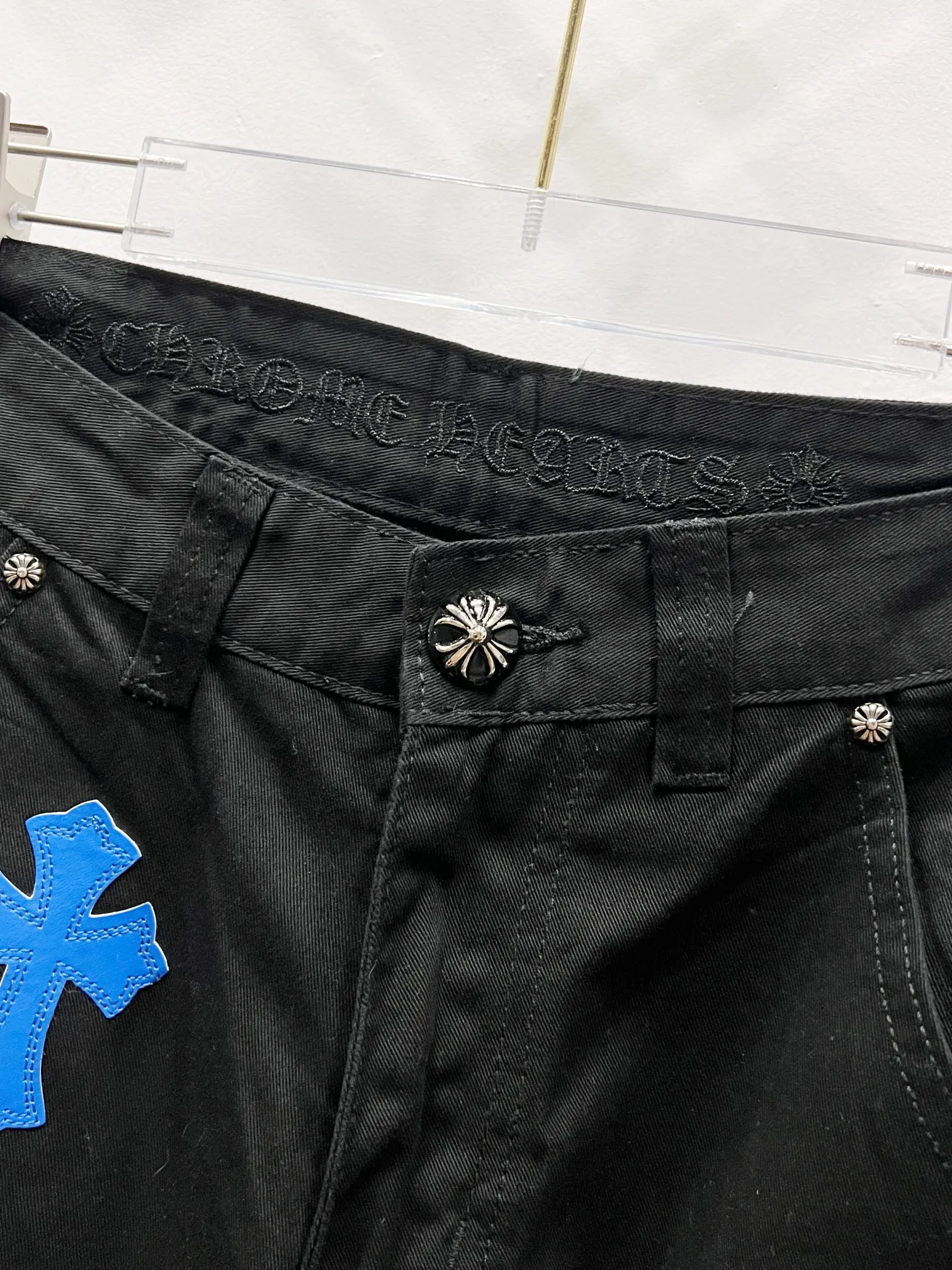 P260 Style: (r016) Croxin & 𝐂𝐡𝐫𝐨𝐦𝐞 𝐇𝐞𝐚𝐫𝐭 ss25 black white grain leather denim workwear logging pants. Styles with different washed textures are very friendly to people with thin legs. The slightly flared version perfectly modifies the leg shape. The timeless and moderate length makes it easy to match and match. It is the basis for various styles and is a must-have in your wardrobe! The fabric is stiff but also makes the upper body soft without losing texture. The washing process is even more perfect. It is a must-have item for everyone! ! ! Washed wheat, hang tag, pants label, three labels complete Color: black Size: 28-30-32-34-36